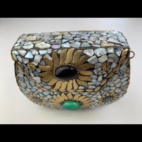 Clutche - Picture 2 of 4